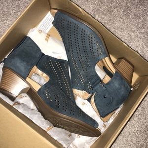 low open-toe sandals with small heel